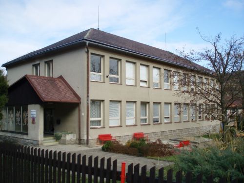 Budova Základní školy a&nbsp;Mateřské školy Bušín